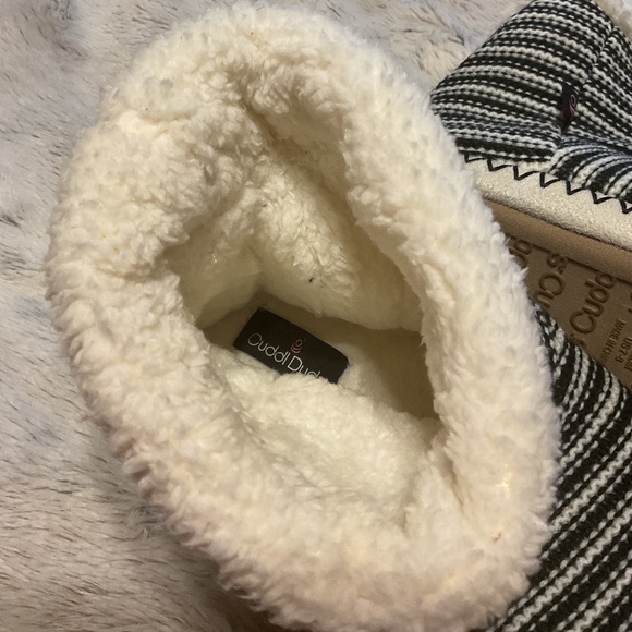 Cuddl Duds black & white stripe faux fur, ankle length slippers in 7-8 M - Picture 3 of 3